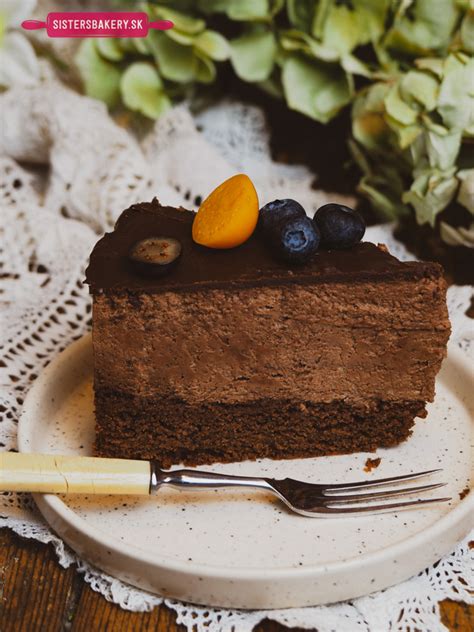 Jednoduchá čokoládová torta pripravená na zdobenie