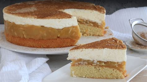 Jablková torta pripravená na servírovanie