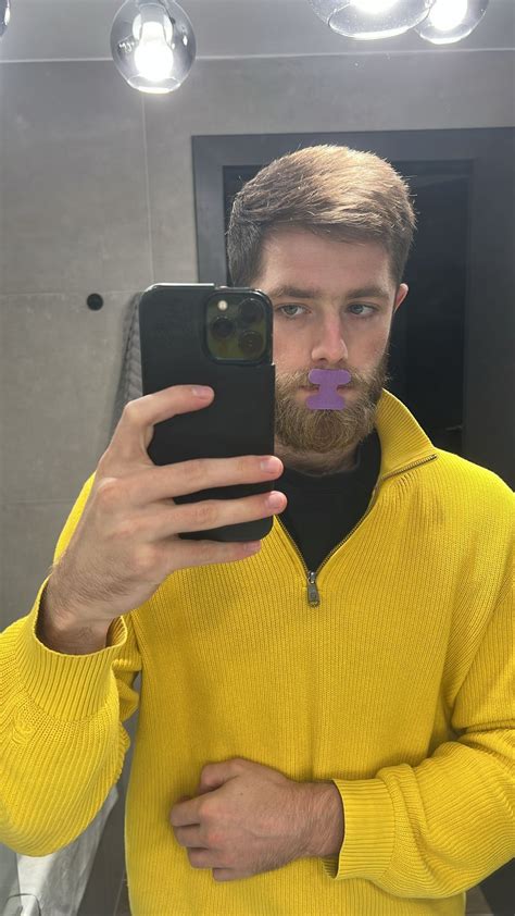 Vyfarbená ryba s otvorenými ústami