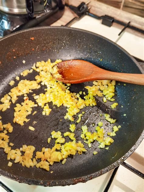 Cibuľa a cesnak smažiace sa na panvici