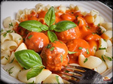 Mäso v paradajkovej omáčke s cestovinami