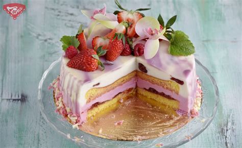 Hotová torta s jahodovou a jogurtovou penou a zrkadlovou polevou