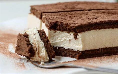 Hotové domáce Kinder mliečne rezy s čokoládovou polevou