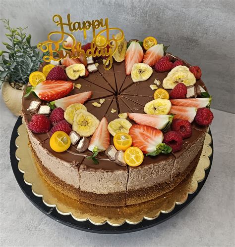 Hotová kubánska torta ozdobená čokoládovými hoblinkami