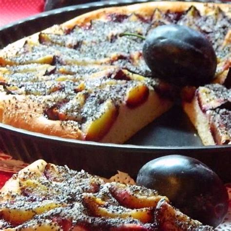 Hrnčekový slivkový koláč s makom pripravený na servírovanie