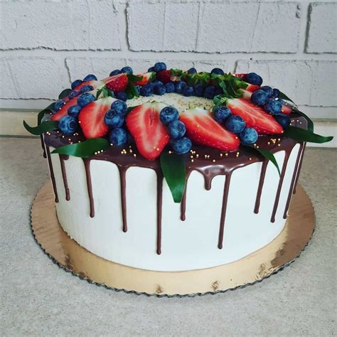 Ilustračná fotka hotovej čokoládovo-ovocnej torty