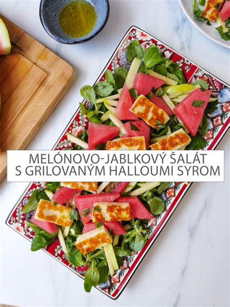 Farebne naaranžovaný šalát na bielom tanieri
