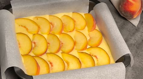 Šťavnaté broskyne pripravené na koláč