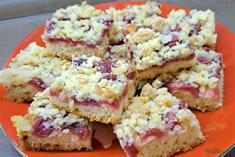 Detailný pohľad na hotový broskyňový koláč s mrveničkou