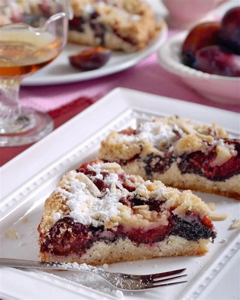 Hotový sypaný slivkový koláč s makom a tvarohom