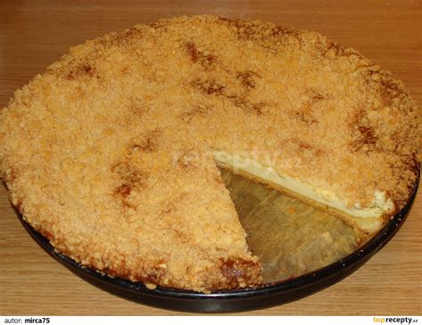 Okrúhly tvarohový koláč s lekvárom a drobenkou