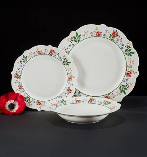 Porcelánová kanvica s kvetinovým motívom