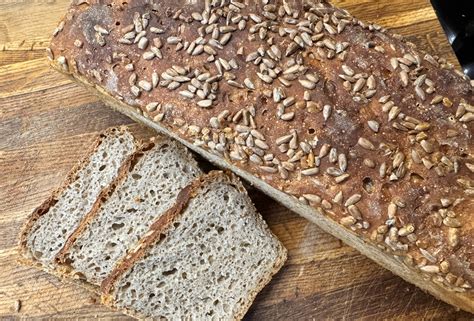 Špaldový chlieb na mriežke