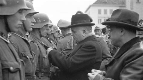 Dobová fotografia nemeckých vojakov skladajúcich zbrane