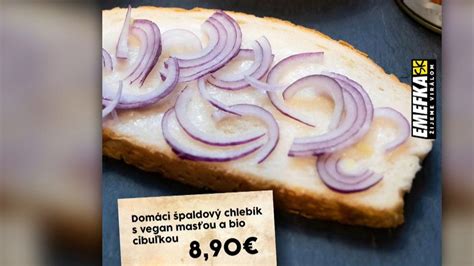 Fotografia chleba s masťou a cibuľou