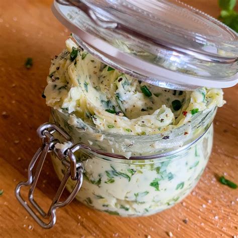 Domáce bylinkové maslo