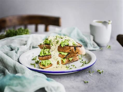 Servírovaný chlieb vo vajci s avokádovo-hráškovou nátierkou a holandskou omáčkou
