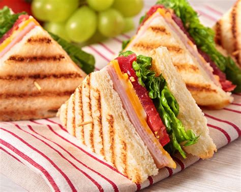 Chrumkavý sendvič so syrom a šunkou