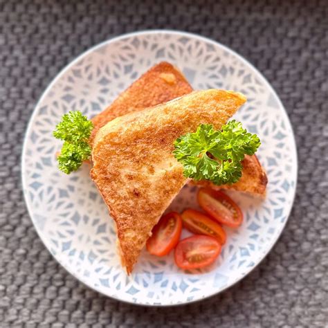 Naplnený sendvič pred obalením vo vajíčku