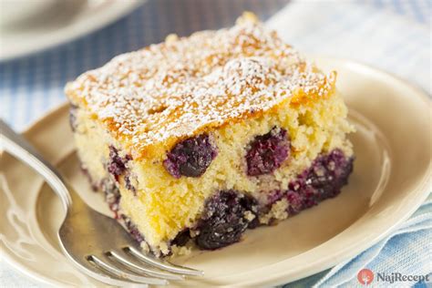 Hotový koláč s tvarohom a černicami posypaný práškovým cukrom