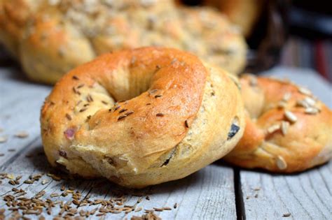 Cibuľové vence z ražnej a špaldovej múky