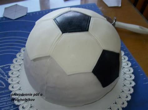 Detaily zdobenia torty futbalová lopta
