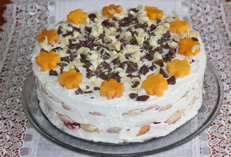 Rozkrojená zemiaková torta s ovocím a šľahačkou