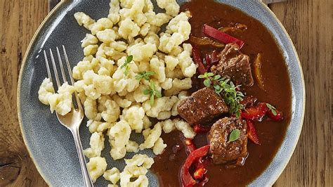 Fotografia hotového jedla - maďarský guláš s haluškami