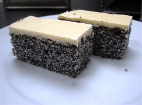 Makový koláč s bielou polevou