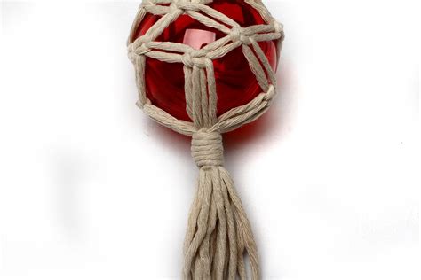 Vianočná guľa zdobená technikou macrame