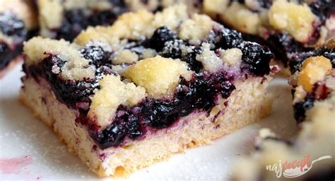 Hotový kysnutý čučoriedkový koláč s posýpkou