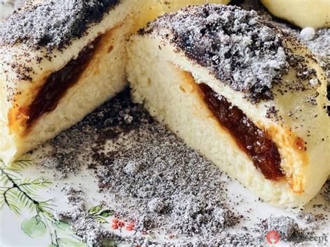 Hotové parené buchty s makom a cukrom