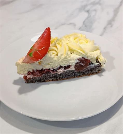 Vrstvenie torty s banánovou a jahodovou plnkou