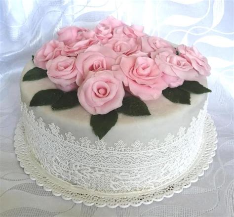 Detail zdobenia torty čipkovanými ružami