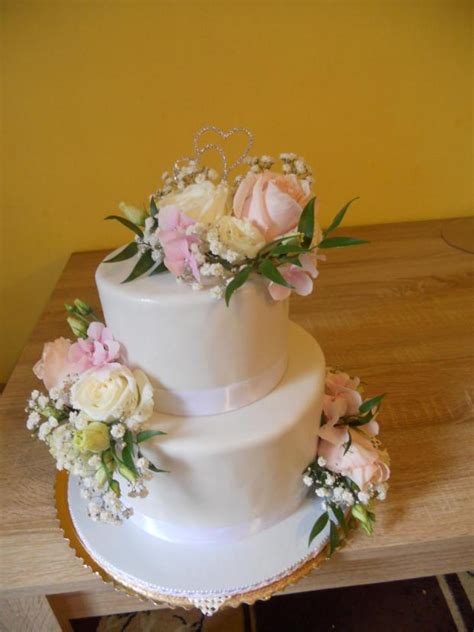 Svadobná torta zdobená levanduľou a ružami