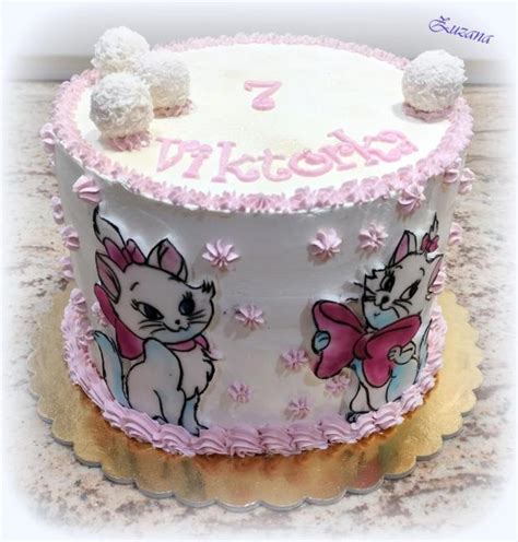 Detailne zdobená torta v tvare mačky s fondánovými prvkami