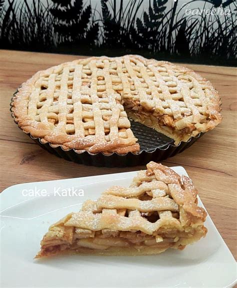 Jablkový koláč s ozdobnou mriežkou z cesta