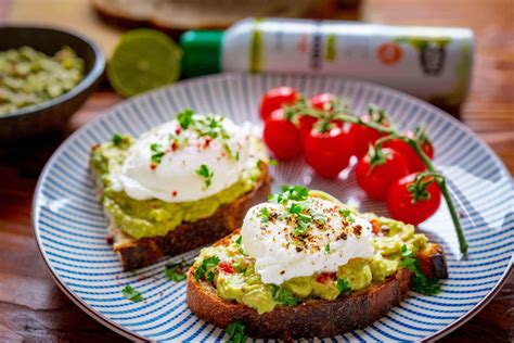 Toast s avokádovou nátierkou a parmezánom
