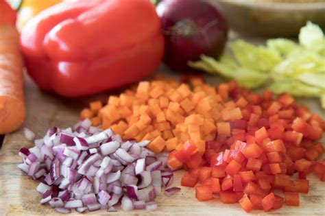 zelenina nakrájaná na julienne a brunoise