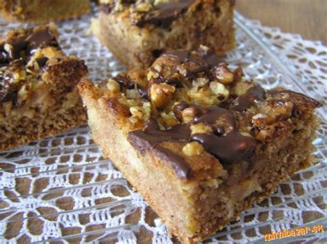 Hotový jablkový koláč s orechami a džemom