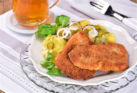 Servírovaný Viedenský rezeň so zemiakovým šalátom