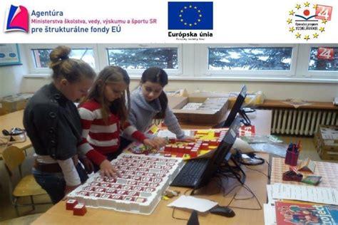 Deti pracujú s pracovnými listami o ovocí