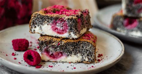 Makový koláč s tvarohovou náplňou a malinami