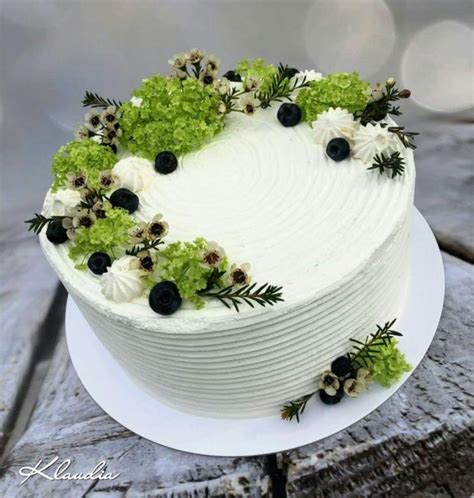 Zdobenie svadobnej torty živými kvetmi