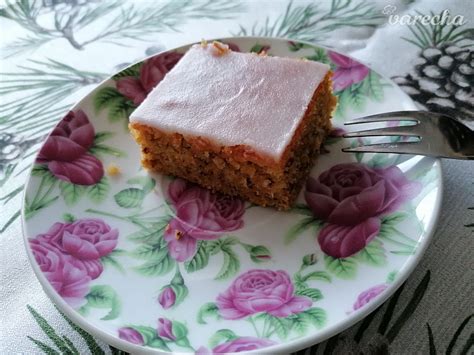 Hotový mrkvový koláč s citrónovou polevou