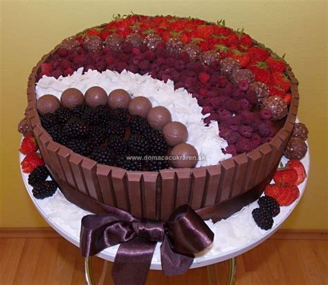 zdobenie torty čokoládou a ovocím