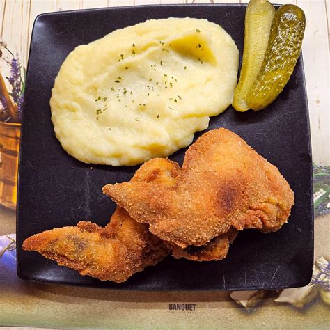 Tanier s kuracím cisárskym rezňom a zemiakovou kašou