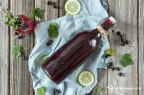 Príprava sirupu z čiernych ríbezlí s mätou