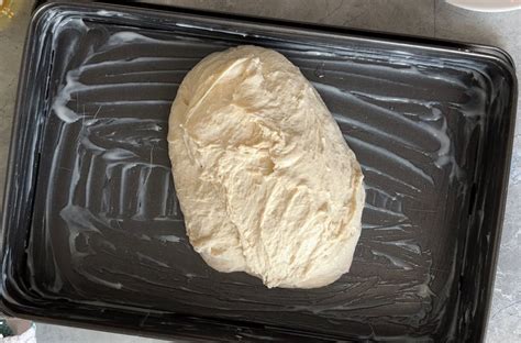 Ilustrácia rozvaľkaného kysnutého cesta na plechu