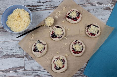 Slivky a posýpka na kysnutom koláči pred pečením